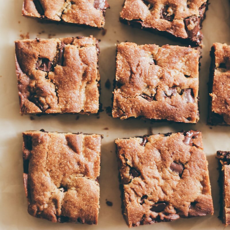 COCONUT SUGAR SWEETENED CHOCOLATE CHIP COOKIE BARS